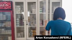 Medicinska sestra na Klinici za intenzivnu negu u Prištini, septembar 2022.