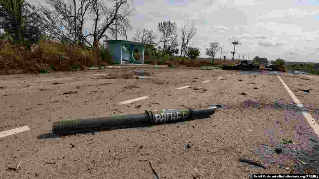 Дорога до Ізюму всіяна розбитою та спаленою технікою. Дуло від російського танка з написом «Вагнер», який натякає: зброя належала однойменній приватній військовій компанії, яка також воює проти України, вересень 2022 року