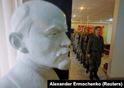 Участники вооруженного формирования «ЛНР» в очереди на псевдореферендум в Луганске