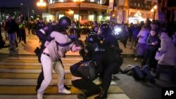 Російська поліція затримує протестувальників у Москві, 21 вересня 2022 року