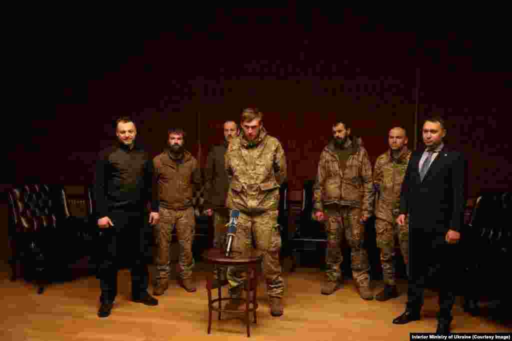 П’ятеро звільнених з полону командирів з «Азовсталі»: в. о. командира 36-ї окремої бригади морської піхоти Сергій Волинський («Волина»); заступник командира полку «Азов» по роботі з особовим складом Святослав Паламар («Калина»); командир окремого загону спеціального призначення «Азов» Денис Прокопенко («Редіс»); командир комендантської роти, який безпосередньо здійснював командування обороною «Азовсталі», Олег Хоменко; командир 12-ї бригади оперативного призначення імені Дмитра Вишневецького Денис Шлега  