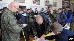 Russian enlistees gather inside a military recruitment center in the Rostov-on-Don. (file photo)