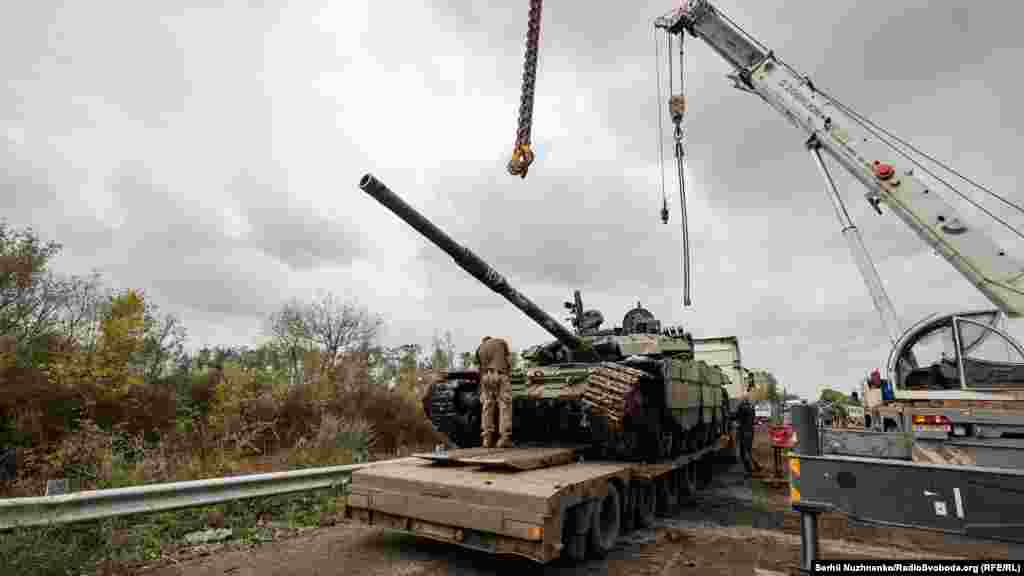 Згодом ці трофейні танки транспортують до місць ремонту 