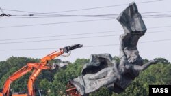 Знесення радянського памʼятника в Ризі, 2022 рік