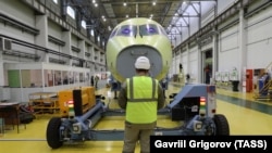 Выкатка частей фюзеляжа самолета Sukhoi Superjet 100 в сборочный цех