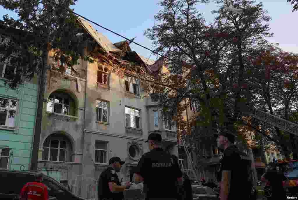 Пошкодження отримали і всі будинки поблизу місця влучення російських ракет. Правоохоронці документують деталі російського воєнного злочину. 