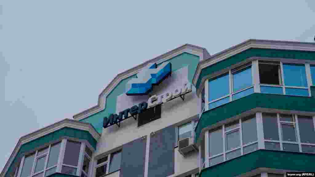 Дома возводит известная строительная фирма «ИнтерСтрой», генеральным директором которой до 2017 года был нынешний вице-премьер российского правительства Крыма Евгений Кабанов 