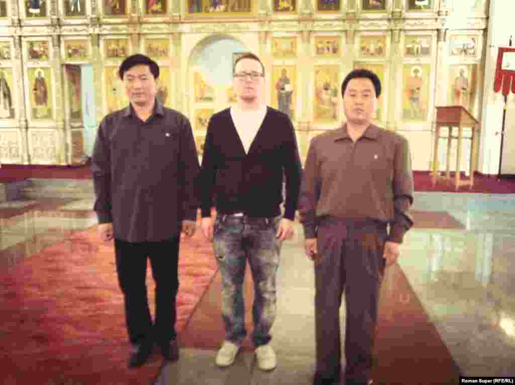 А это действующий православный храм в центре Пхеньяна, подаренный товарищу Ким Чен Иру товарищем патриархом Кириллом. Как бы в доказательство того, что бога нет. Слева направо: товарищ отец Иоан, товарищ Супер, товарищ отец Павел. Отцы Иоан и Павел получили высшее духовное образование в Сергиевом Посаде. Оба прекрасно знают о том, кто такие Pussy Riot и что такое часы Breguet. Прихожан среди местного населения – 0 человек. На большие православные праздники иногда заходит поставить свечку российский посол. Как в этих священниках уживается православие и абсолютно безбожная концепция, лежащая в основе национальной идеологии чучхе – одному богу известно