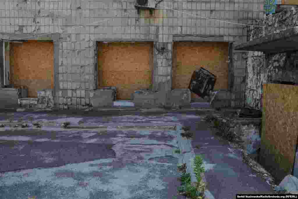 Після атаки на території лікарні працівники, волонтери та небайдужі люди розгорнули кілька пунктів допомоги