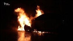 Відео: Димові шашки, штовханина, спалене авто – що відбувалося біля посольства Росії в Києві Відео: Димові шашки, штовханина, спалене авто – що відбувалося біля посольства Росії в Києві