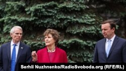 Сенатори Джинн Шагін (с), Роб Портман (л) і Кріс Мерфі (п) під час перебування в Києві 2 червня