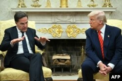 Președintele american Donald Trump (dreapta) și secretarul general al NATO, Mark Rutte, la o conferință de presă la Casa Albă, pe 13 martie 2025.