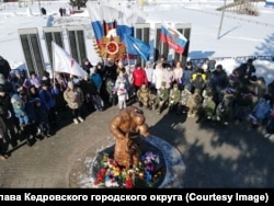 Митинг в честь начала войны в Украине в Кедровом