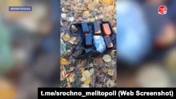 Експлозивите, за които ФСБ твърди, че принадлежат на арестуваните тийнейджъри. Снимката е от руския пропаганден канал "За! ТВ" , опериращ в окупираните части на Запорожка област.