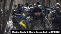 Українські військові під час операції зі звільнення від російських військ населеного пункту на Київщині, 10 березня