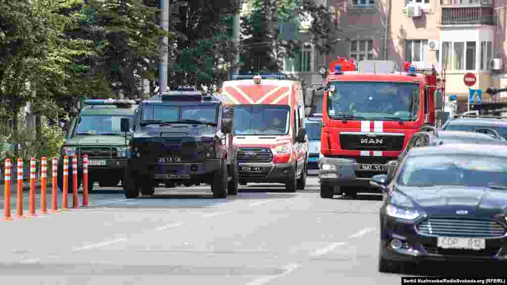 Спецтранспорт різних служб на місці навчань 