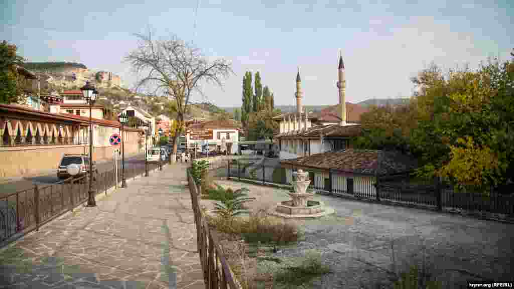 Серце старого міста &ndash; Ханський палац, єдиний у світі зразок кримськотатарської палацової архітектури. Поруч з ним &ndash; Велика Ханська мечеть, одна з найбільших на півострові