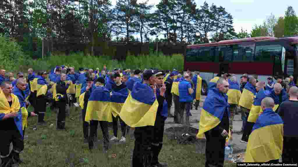 Розмови, обійми та перша цигарка на волі