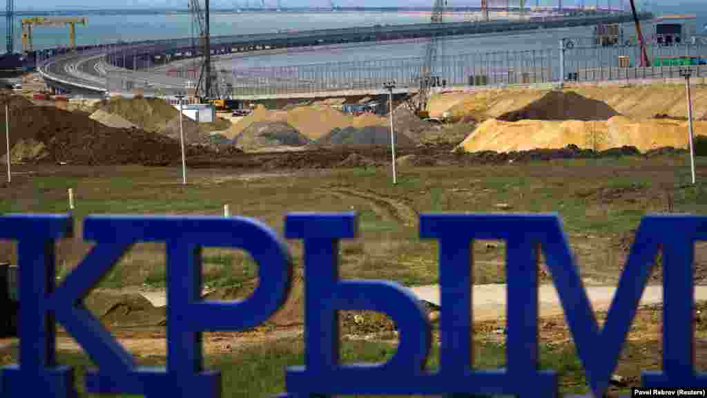 З боку Російської Тамані перед в'їздом на Керченський міст встановили напис «Крим»