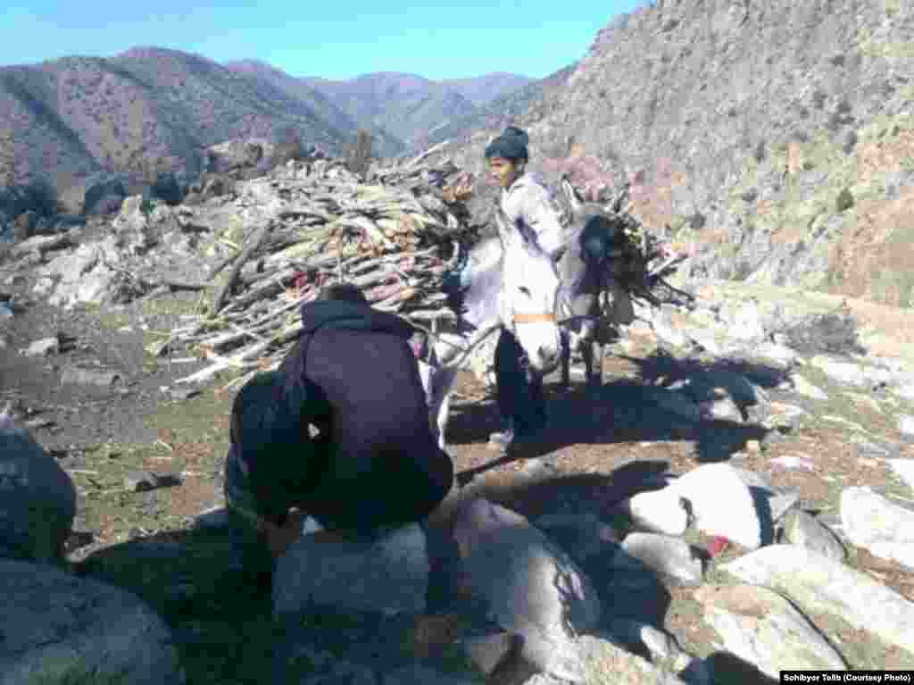 Этих ребят, живущих недалеко от границы, беспокоят проблемы в отношениях Таджикистана и Узбекистана