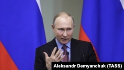 Путін (на фото) хоче подивитися на перші кроки новообраного президента України Володимира Зеленського