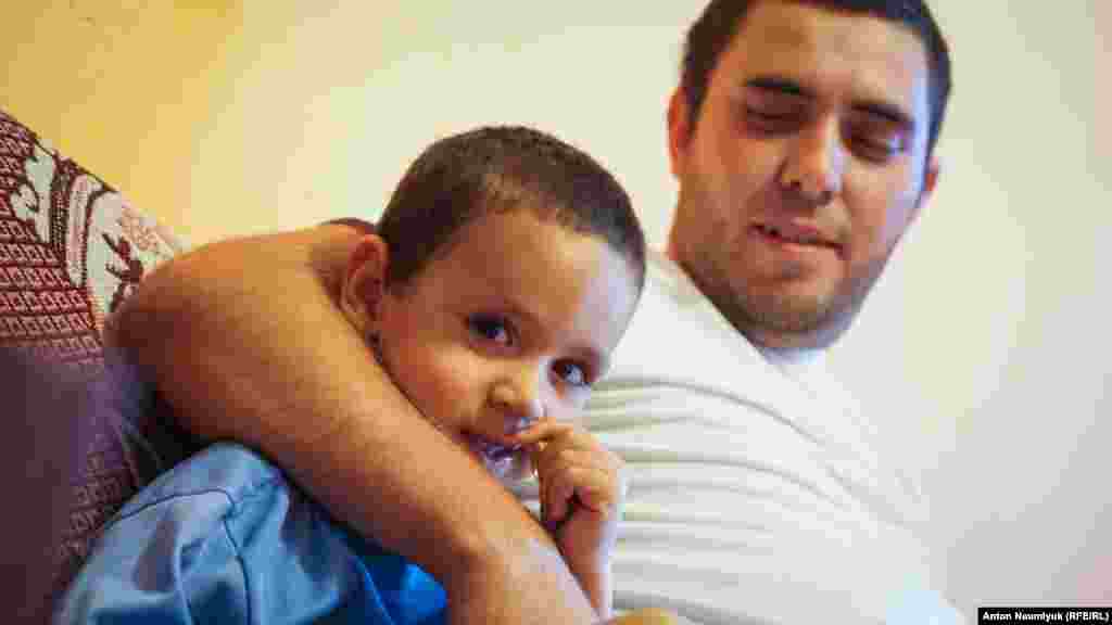 Осман же является активистом «Крымской солидарности» – ездит на обыски, суды и другие случаи притеснения крымских татар. «Я и мои друзья не даем чинить беспредел. Нашим друзьям и братьям нужна поддержка», – говорит он о своей деятельности