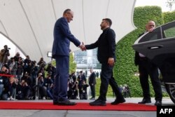 Канцлер Німеччини Фрідріх Мерц вітає президента України Володимира Зеленського в Офісі канцлера. Берлін, 28 травня 2025 року