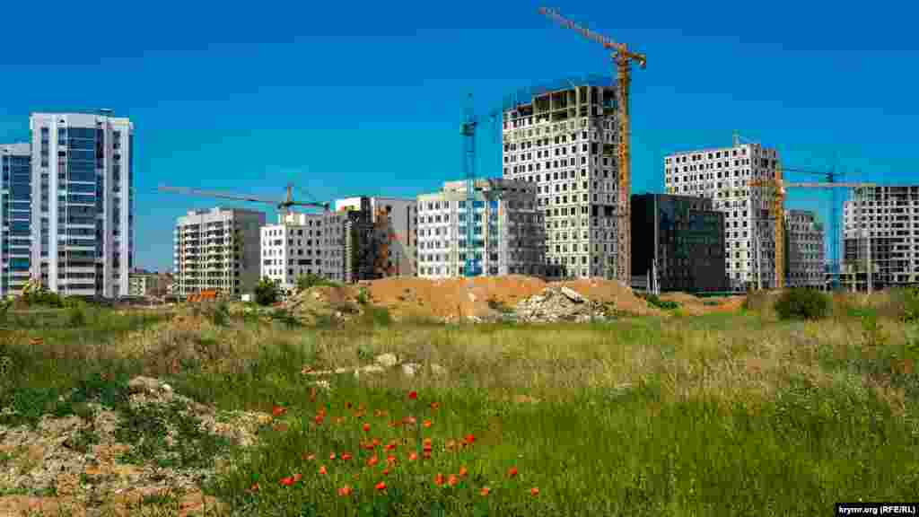 Строящиеся высотки квартала «Фиалка» на месте снесенных три года назад самостроев