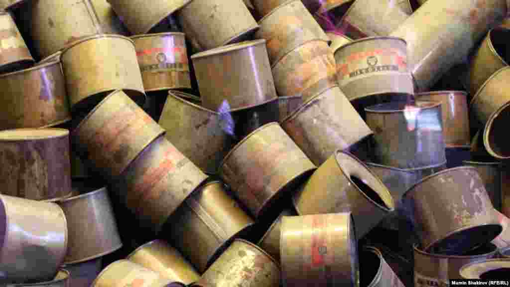 Музей Аушвиц-Биркенау. Гьел къалазда жаниб букIун буго "Циклон Б" абулеб загьру. Гьелъ чIвалел рукIун руго цадахъго гIемерал чагIи.   