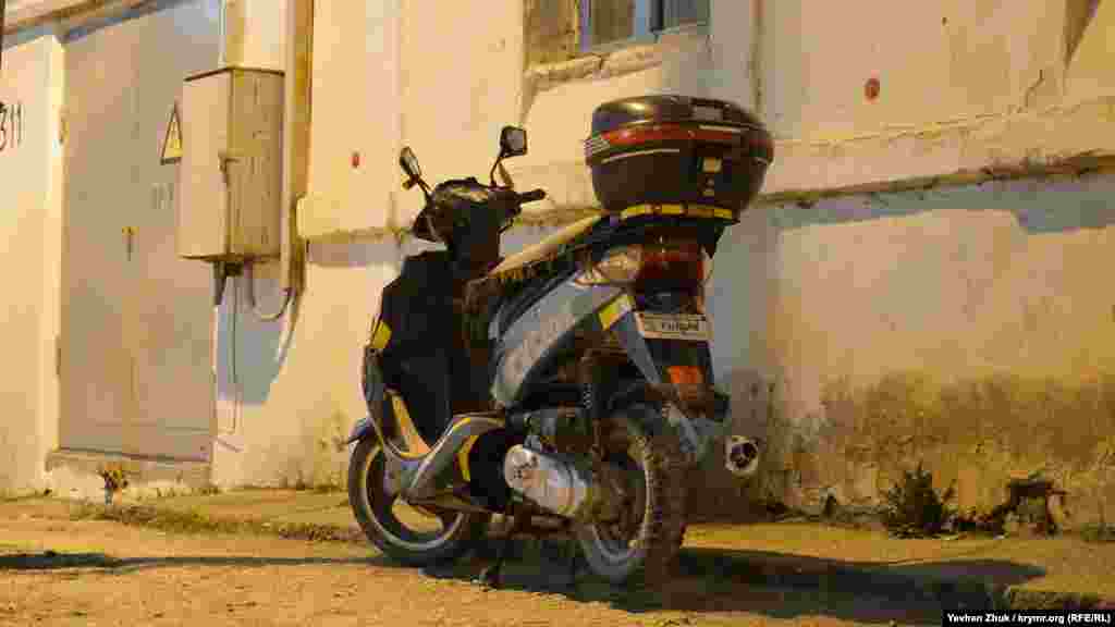 Номер с надписью «Рыбак» на скутере может рассказать о занятии или хобби его хозяина