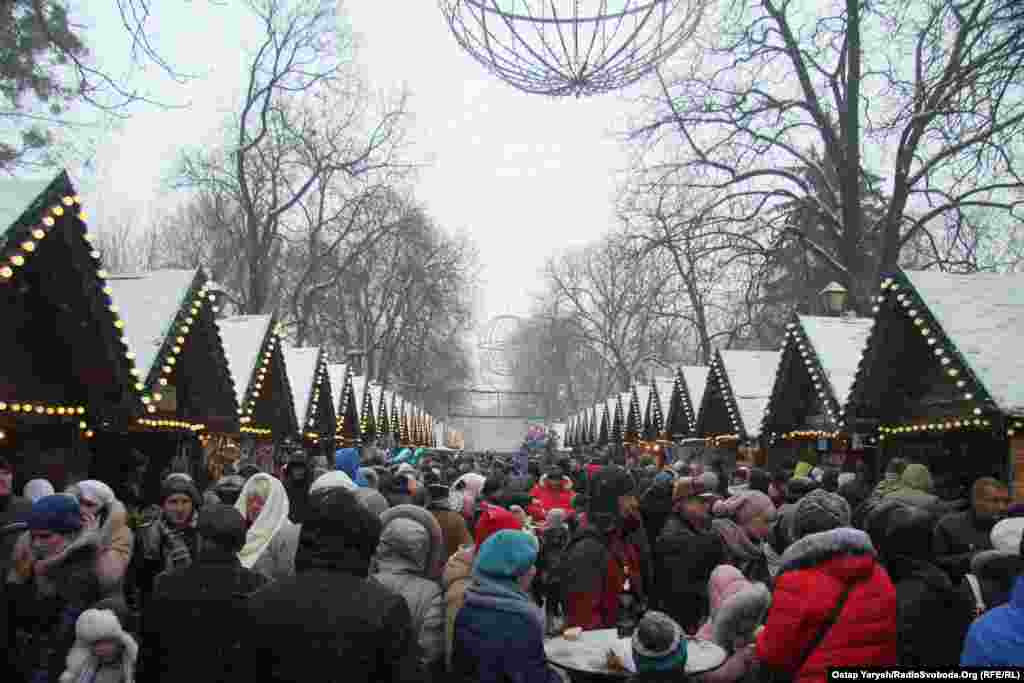 По Різдвяному ярмарку тяжко пройти – людей дуже багато