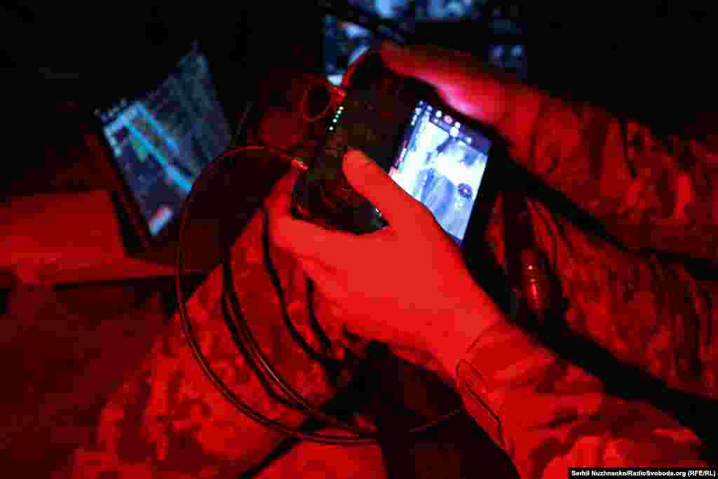 «Росіяни йдуть невеликими штурмами групами від 4 до 7 чоловік, використовують густі посадки для маскування і накопичення, і дрони – найкращий вихід для виявлення й ураження тих малих штурмових груп», – розповідають аеророзвідники