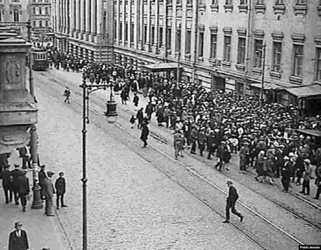 Вид улицы Большая Дмитровка у Дома Союзов во время слушания «Шахтинского дела»  Кинокадр. Кинолетопись. Киностудия Совкино, 1928 г. Оператор В.Ешурин. РГАКФД