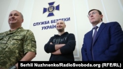 Dissident Russian journalist Arkady Babchenko (center) has left Ukraine, where he had lived in self-imposed exile since fall 2017.