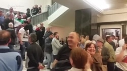 Sobranje: Maskirani napadači dočekani aplauzom demonstranata Sobranje: Maskirani napadači dočekani aplauzom demonstranata