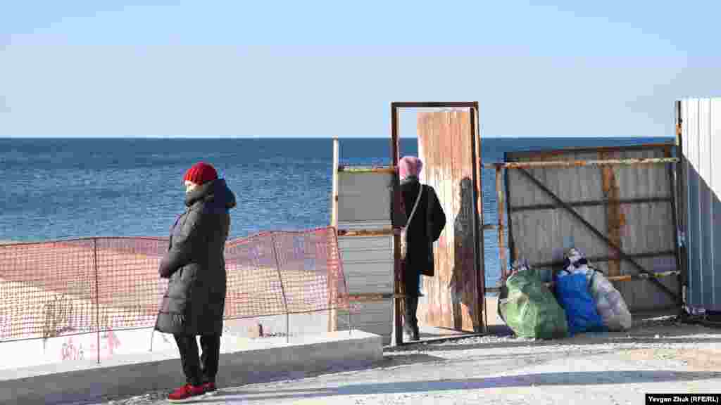 Временная калитка у выхода на один из пирсов 