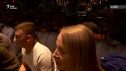 Боксер Усик про поїздку в Крим, наступний пояс і реакцію своїх дітей на бій із Джошуа (відео) Боксер Усик про поїздку в Крим, наступний пояс і реакцію своїх дітей на бій із Джошуа (відео)