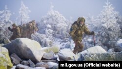 Під час зимового курсу запланований тривалий піший марш гірською місцевістю, сходження на вершини, проведення занять з лавинної безпеки тощо