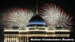 Салют на фоне столичной резиденции президента Казахстана.