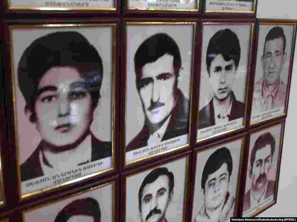 Є такі родини, де зникли усі чоловіки. У верхньому ряду цього стенду 4 фото підряд – це чоловіки з однієї родини. Усі вони зникли без вісти.