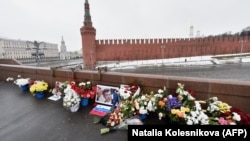 Народный мемориал на месте убийства Бориса Немцова