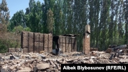 Сгоревший дом в селе Максат Лейлекского района Кыргызстана после вооруженного конфликта на границе с Таджикистаном, 2 мая 2021 года