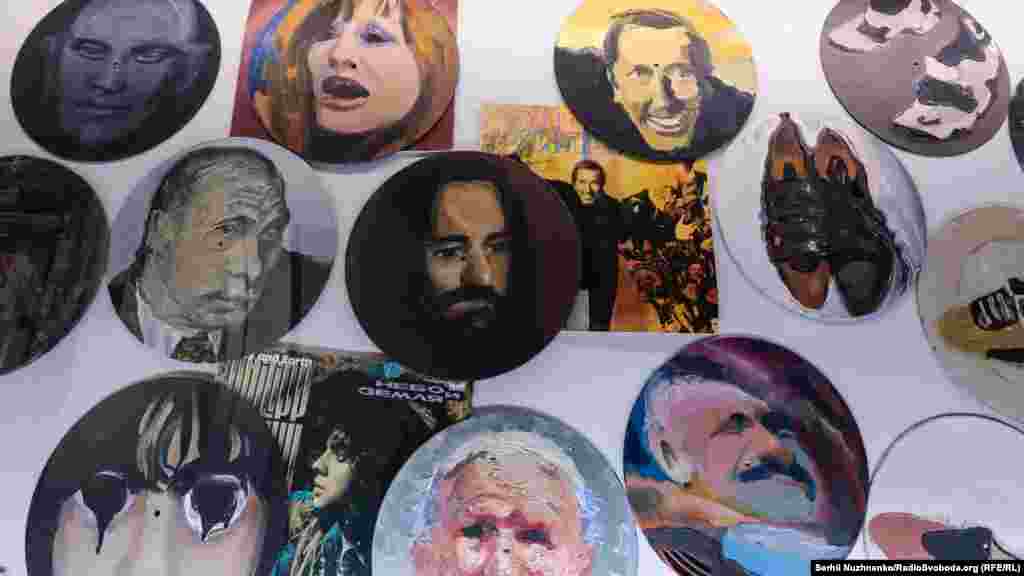 «Серія вініл». За словами куратора виставки Олександра Соловйова, Гнилицький використовував вінілові платівки, а пізніше, коли з’явилися, то CD-rom – писав на них замість полотна. Із середини нульових повернувся до живопису предметів, «речей у собі» – величезні платівки, склянки, стільці і тумбочки