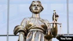 У российской Фемиды глаза широко раскрыты