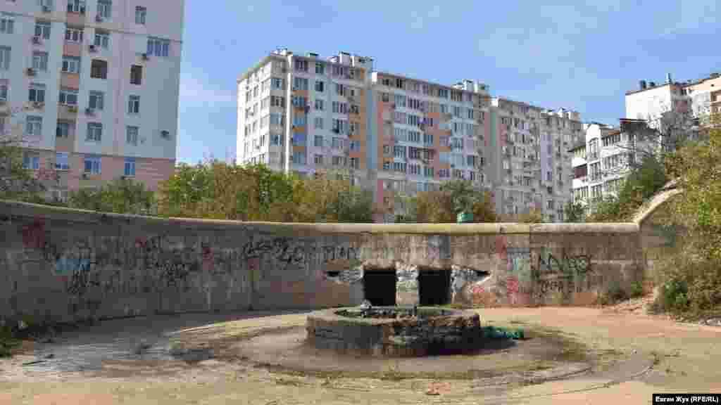 Однако планы командования изменились – батарею №17 было решено не строить. Взамен нее к пятнадцатой пристроили вторую полубатарею, вооружив ее орудиями, запланированными к установке на семнадцатой. Две полубатареи получили наименования 15А и 15Б. На фото: орудийный дворик