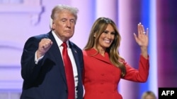 45-й президент США і кандидат у президенти від Республіканської партії на виборах 2024 року Дональд Трамп зі своєю дружиною Меланією в останній день Республіканського національного з'їзду в Мілвокі 18 липня 2024 року