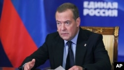 «Всі офіційні особи країн НАТО, причетні до схвалення рішень про військову допомогу Україні... відтепер вважаються легітимними військовими цілями» – написав Дмитро Медведєв