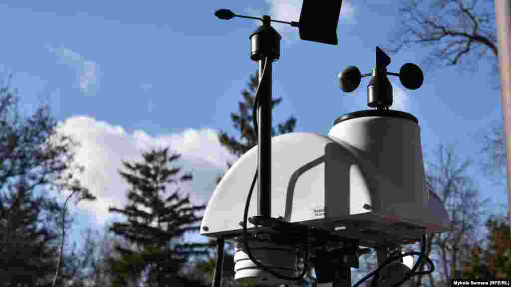 Ученые в галерее бывшего Воронцовского дворца выставили метеорологическую станцию и особенно следят за направлением ветра – придут ли морозы или так и будет весь Крым «расширенным субтропиком»?