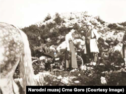 Ksenija sa ocem na vojnoj vježbi u podlovćenskom selu Bjeloši