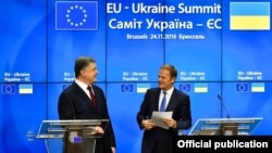 Петро Порошенко (л) і Дональд Туск (п) на саміті Україна – ЄС у Брюсселі 24 листопада 2016 року